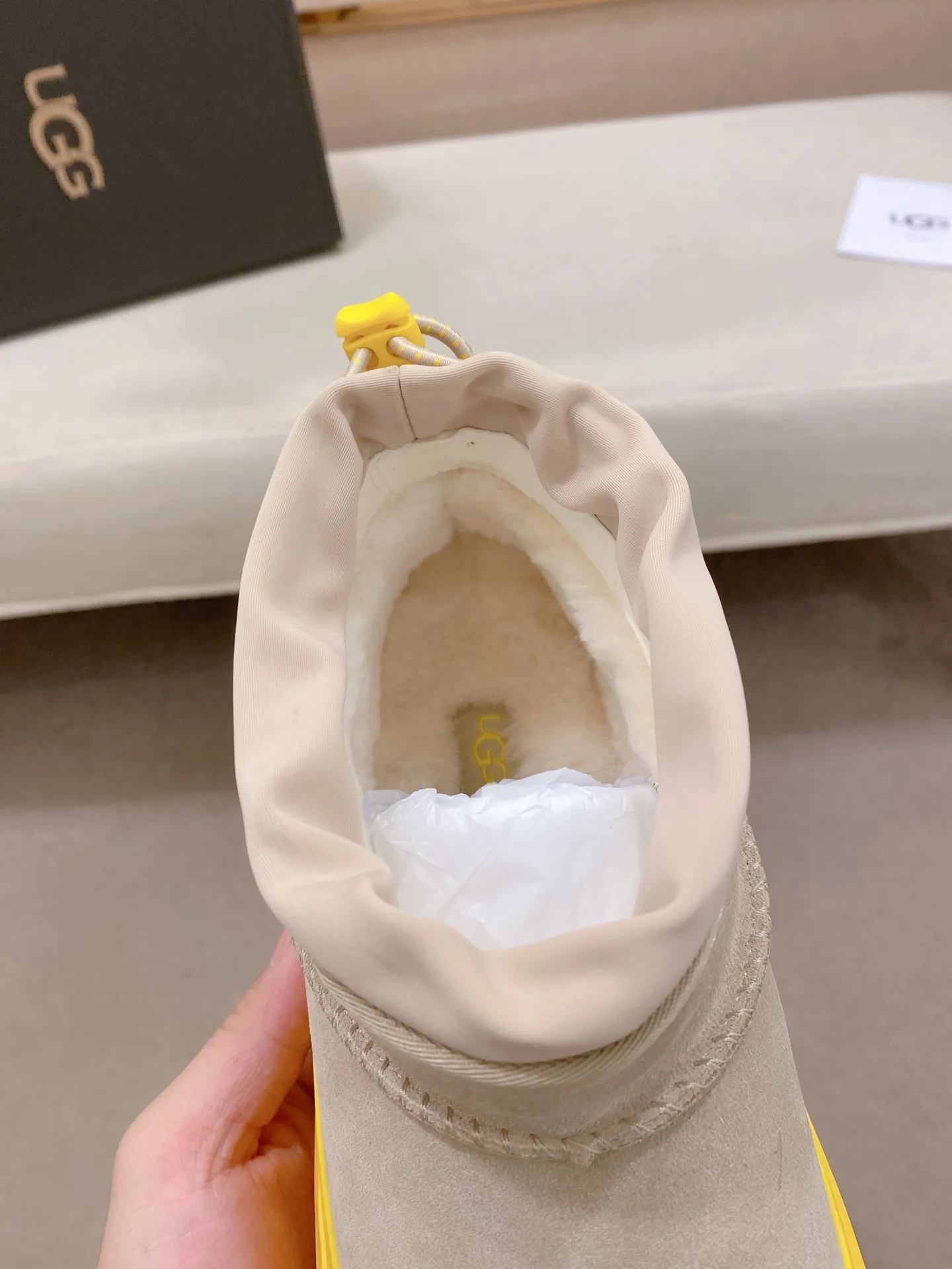 Factory price: 500💰Couple model💏 Same style as Wang Yibo, North American men's shoes Ugg ☃️In the special sale of new high-quality men's shoes snow boots in autumn and winter, the nemesis of extreme cold weather! Made of cowhide leather, merino wool lining, and original outsole, whether driving, outdoor or daily wear, there is always one that suits you! Male and female size: 35-46.